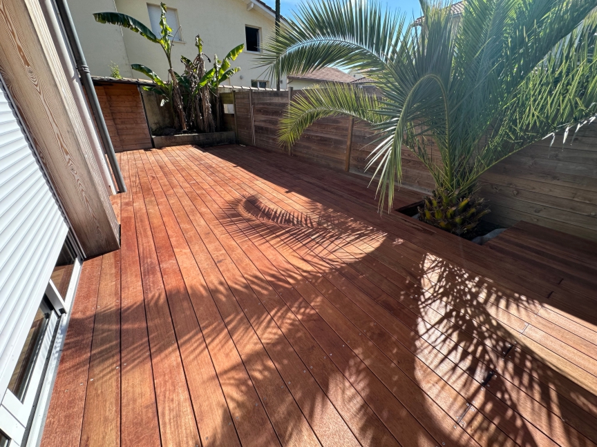 Mini terrasse bois exotique fleurie a Tyrosse par Aquattitude