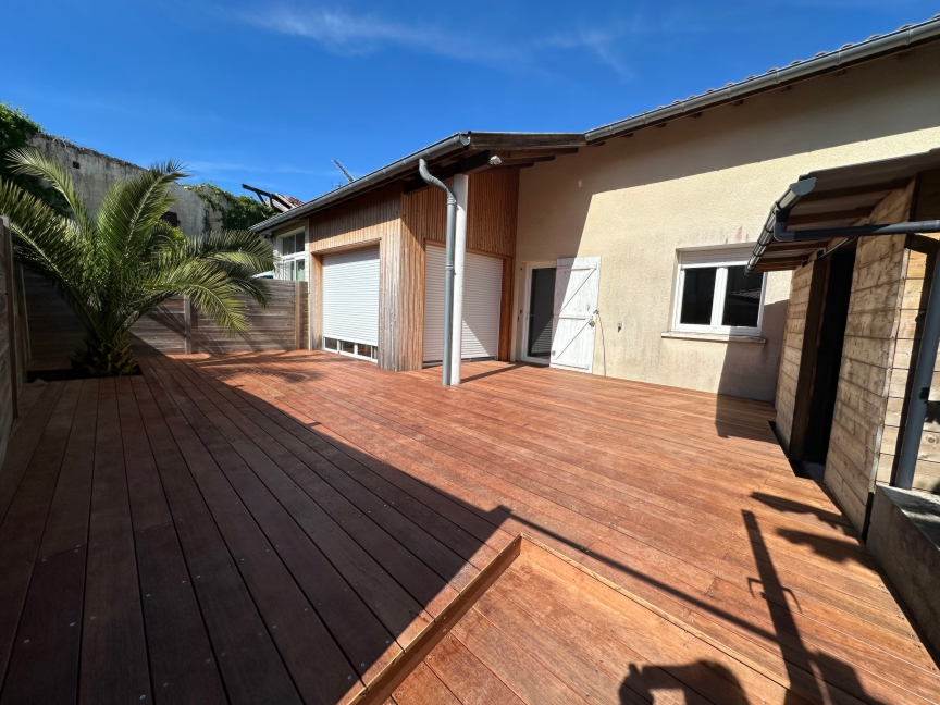 Mini terrasse bois exotique niveau maison a Tyrosse par Aquattitude