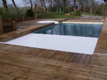 Piscine-avec-volet-de-securite-immerge-au-Pays-Basque