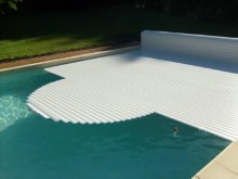 Piscine-avec-volet-de-securite-immerge-dans-les-Landes