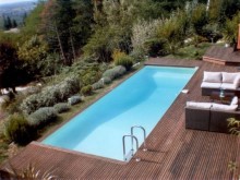 Piscine-alu-rectangulaire-a-flan-de-colline-au-Pays-Basque