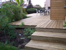 Terrasse-bois-avec-escaliers-a-Seignosse