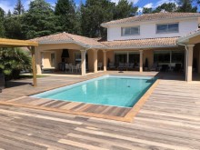 Exterieur-avec-piscine-et-grande-terrasse-au-Pays-Basque