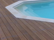 Terrasse-bois-et-piscine-avec-margelles-a-Tarnos