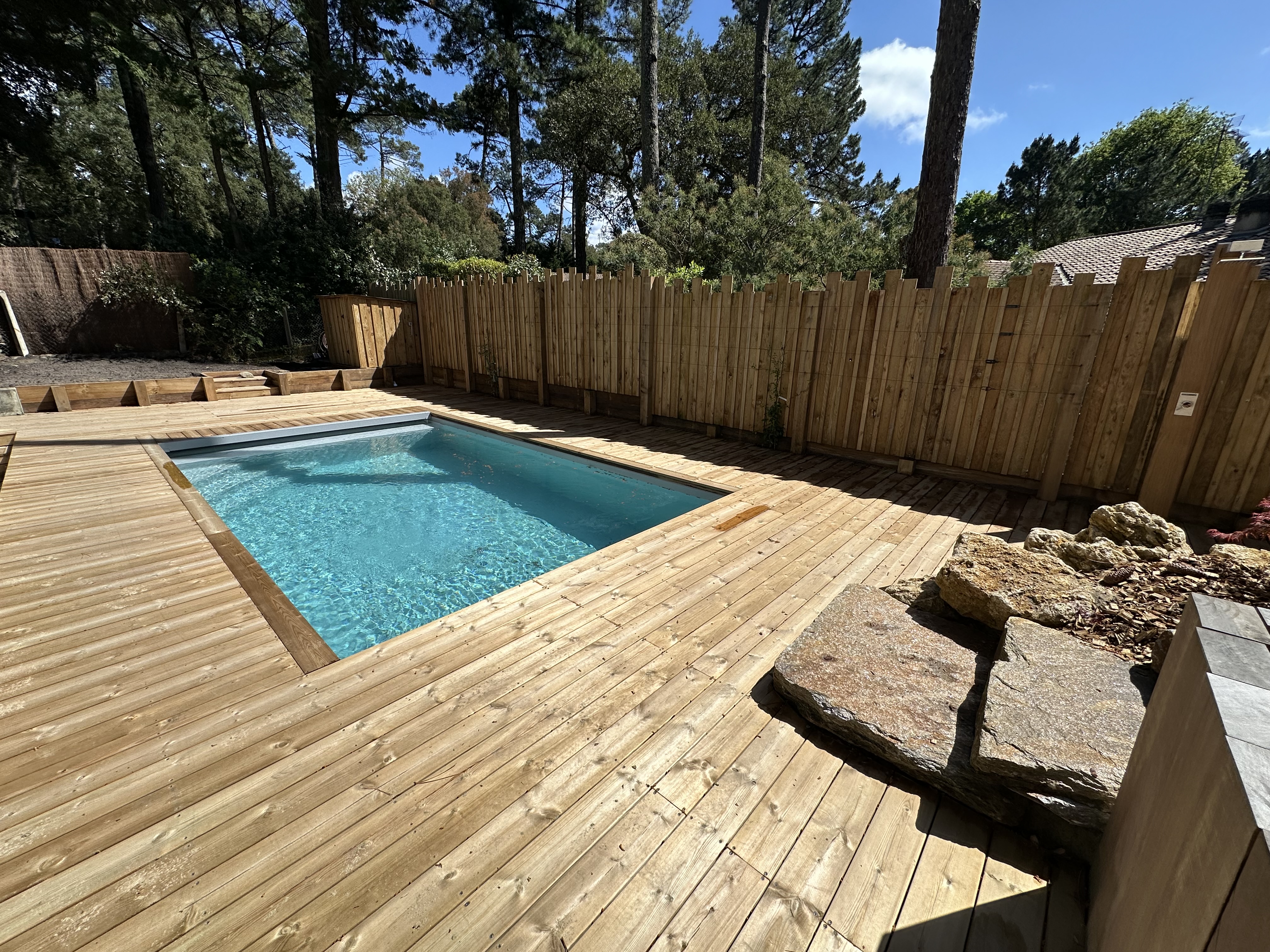 Terrasse en pin r�alis�e par Aquattitude