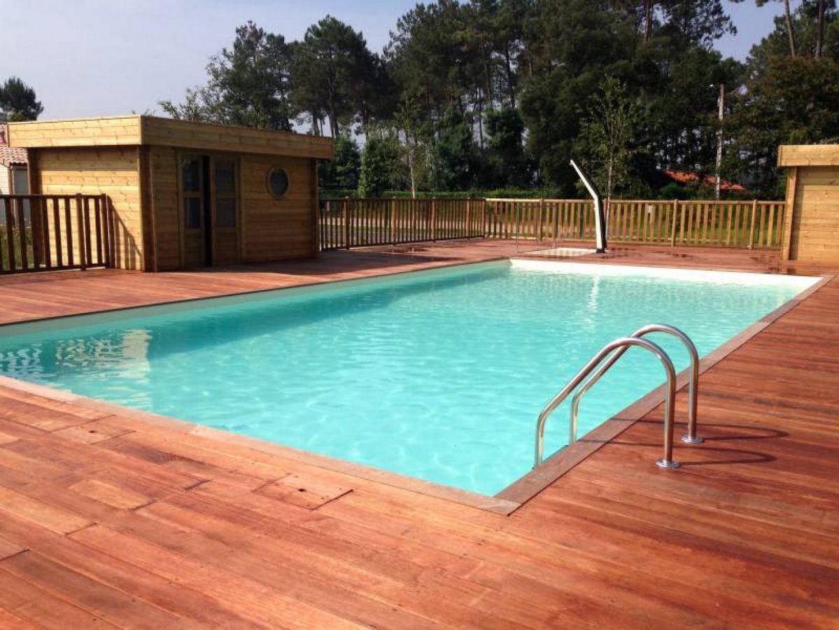 Piscine cl�tur�e avec douche et pool house